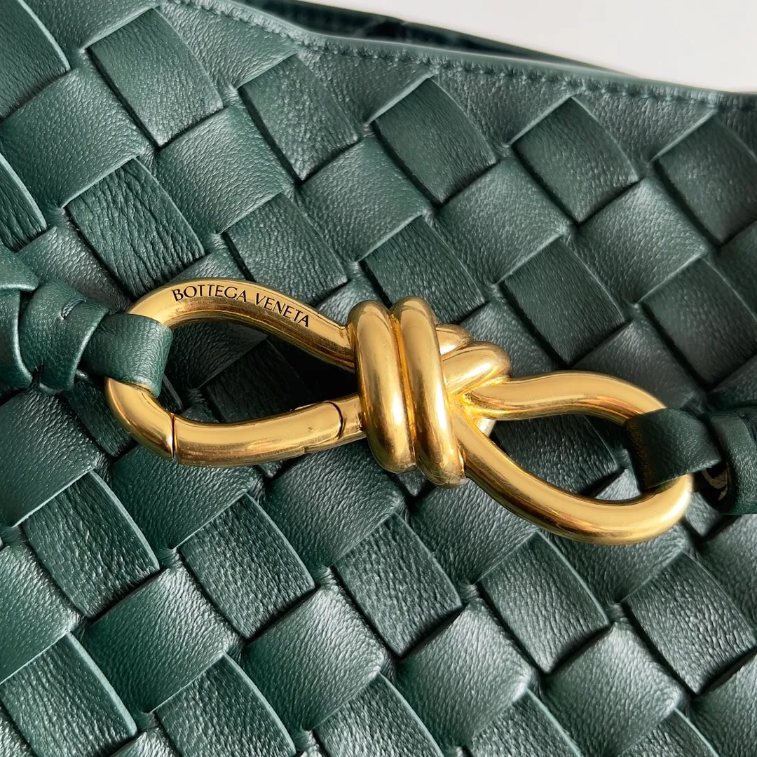 The 2023 new Andiamo batch of 2260 BV has been shipped‼ ️Really popular🔥The new Andiamo woven handbag launched by Bottega Veneta this season is really popular all over the world! ! Celebrities at home and abroad have worn it, and Oscar-winning actress Michelle Yeoh has taken it out on the street. Song Jia, Trai Yara, Yu Feihong, Sanji Ayaka, Rosie Hunting-Whiteley, Yoshioka Riho, etc. have all picked up this bag. It is classic and versatile, showing off its temperament, and the bag capacity is also large, which is very convenient for daily commuting! ! A variety of carrying methods, the shoulder straps can be adjusted by yourself, the original lambskin feels soft and delicate, and the unisex style breaks the gender boundaries and brings a more practical and long-lasting use experience. Andiamo, which has both elegant and casual styles, perfectly interprets the true appearance of "fashionable old money style". Style number: 743572 Size: 32*24*12